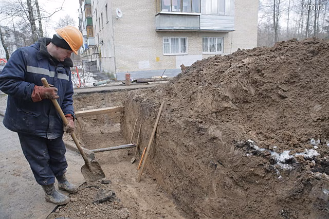 Жителям дома, расположенного вблизи теплотрассы, мешает ее ремонт