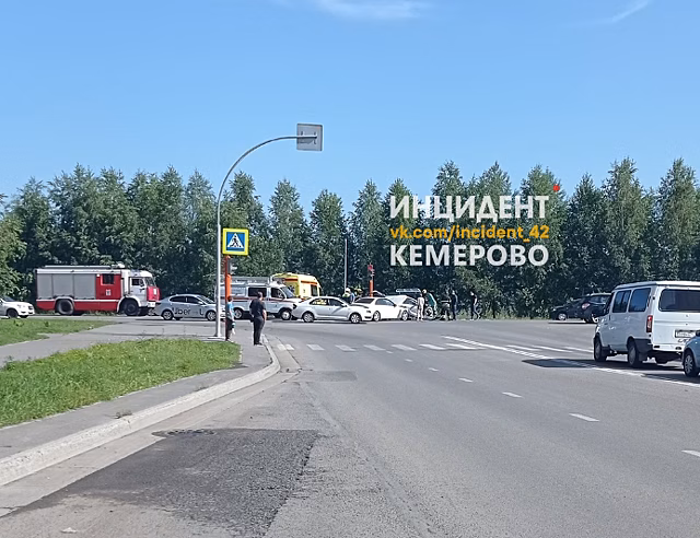 Женщина пострадала в аварии с Mercedes на кемеровском перекрестке