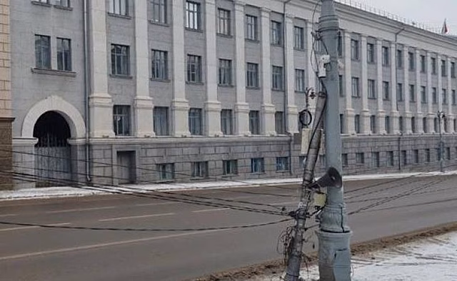 Три опоры наружного освещения снесены в Курске на улице Ленина