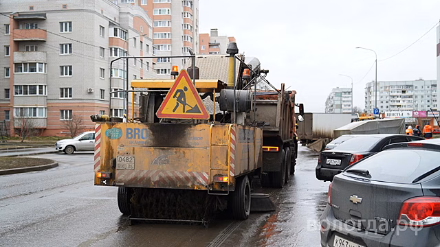 Автомобилистов Вологды просят убрать припаркованные машины с улиц Малой Сибирской, Лаврова и Северной