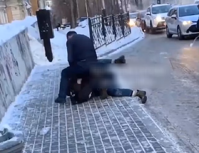 Драка водителя автобуса и пассажира на остановке в Хабаровске попала на видео