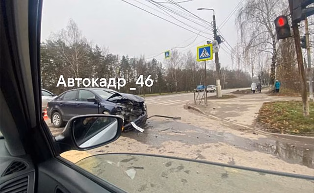 В Курске на проспекте Ленинского Комсомола столкнулись Mazda и Volkswagen Polo