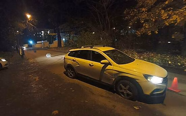 На Невского автомобилист не справился с управлением, зацепил другую машину и врезался в дерево