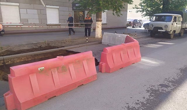 В центре Волгограда провалилась дорога у здания по улице Мира