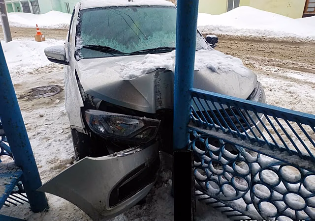 В Оренбурге «Лада Гранта» врезалась в остановку, 5-летняя пассажирка получила травмы