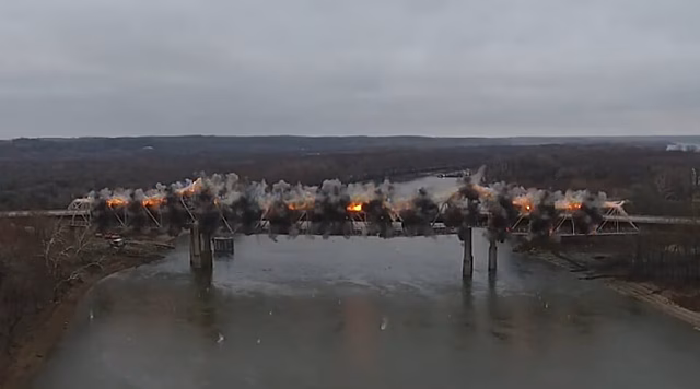 Мощный взрыв в США разнёс 150-метровый мост. Он рухнул в воду (видео)