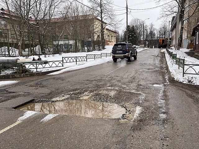 В Подмосковье чиновники ждали плохой погоды, чтобы не заделывать огромную яму