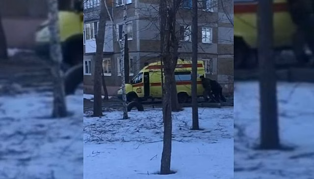 Спешивший к ребенку реанимобиль застрял в яме в Омске