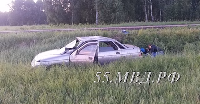 В Омской области пьяный водитель «ВАЗа» перевернул автомобиль с пассажиркой