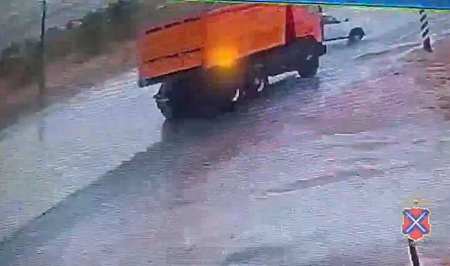 В Волгограде на видео попала влетевшая в дрифте под грузовик «Приора»