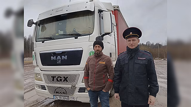 Полицейские оказали помощь дальнобойщику из Турции, чья фура сломалась в Костромской области