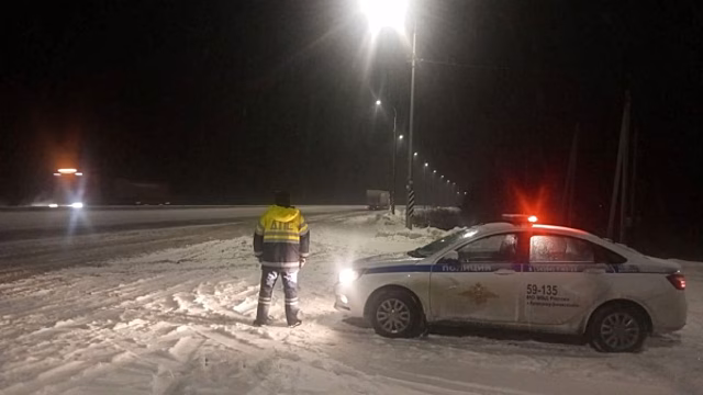На трассе Пермь – Екатеринбург устраняют последствия сильного снегопада
