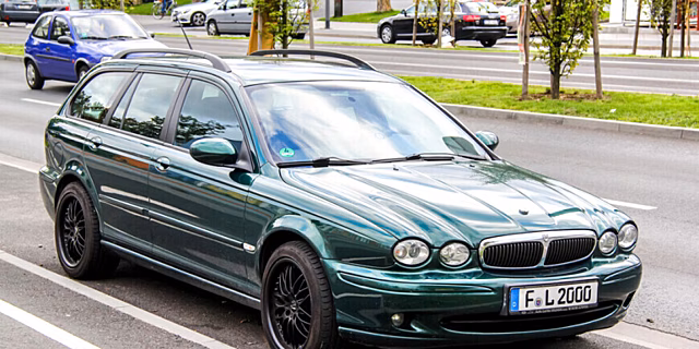Jaguar Елизаветы II продали за 39 200 фунтов стерлингов