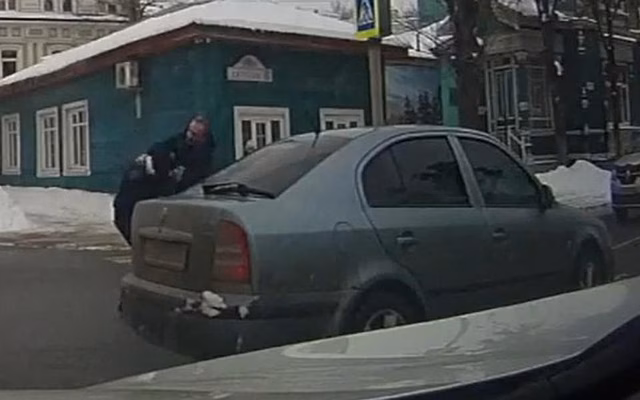 В Рязани у здания мэрии избили пожилого жителя рядом с его внучкой