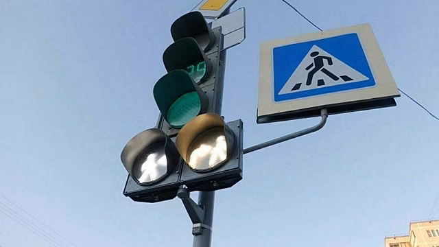 В Кирове на 2 перекрестках установили светофоры с бело-лунными сигналами