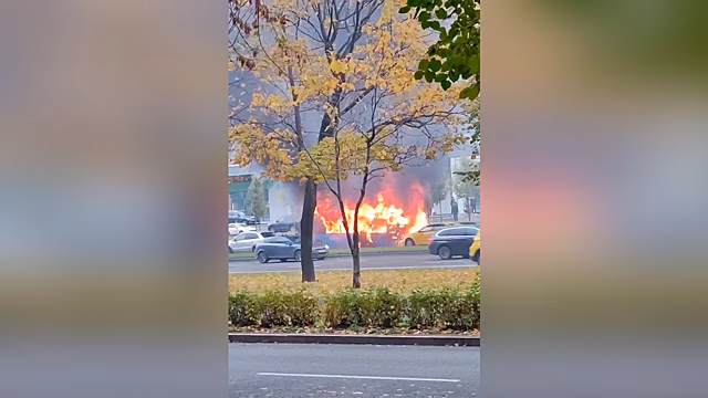 МВД: Автобус загорелся на Ленинском проспекте в Москве, пострадавших нет