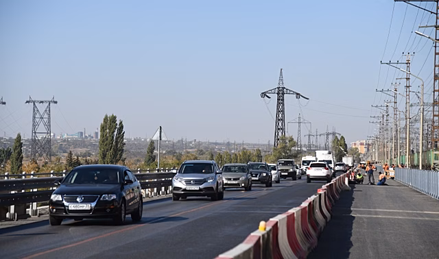 На плотине ГЭС в Волгограде иномарка вылетела на встречку