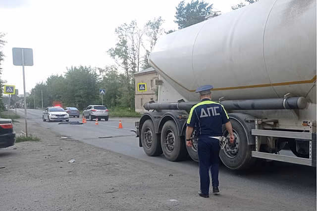 В Екатеринбурге водитель фуры Mercedes насмерть сбил мужчину в День защиты детей