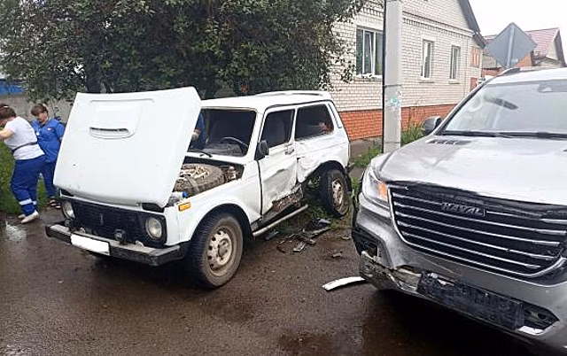 В аварии с внедорожниками в Фатеже пострадали двое