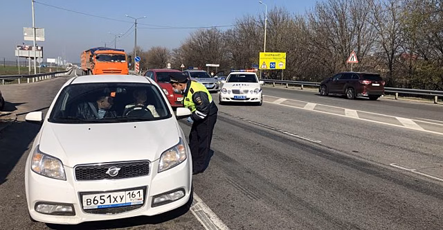 В донском регионе на въездах в поселения работают около 80 контрольных постов ГИБДД
