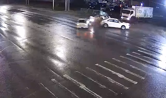 На видео попало крупное ДТП из-за проезда на красный свет в Волгограде