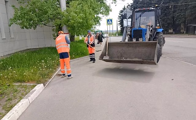 Несмотря на выходные, коммунальщики Курска продолжают уборку города
