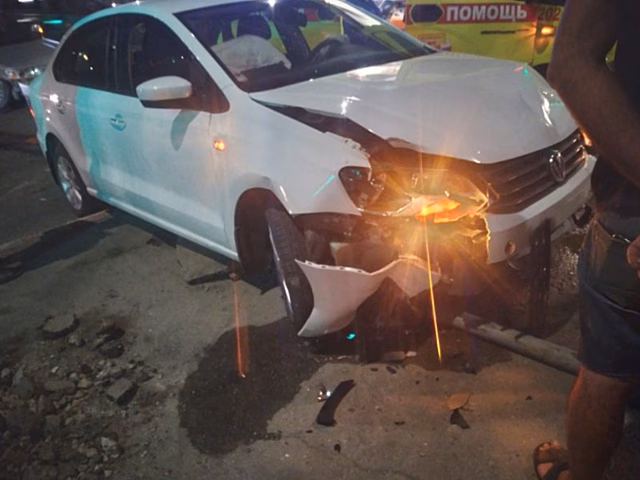 В Кировском районе Саратова столкнулись Volkswagen и отечественная легковушка