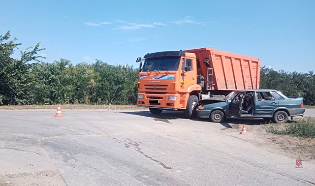 Под Волгоградом после аварии с КамАЗом водитель ВАЗа попал в больницу