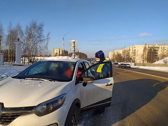 Десятки водителей со странным запашком ездили по костромским дорогам