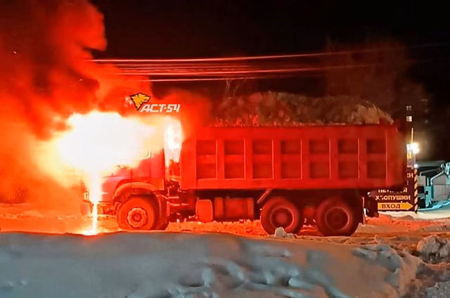 Самосвал Howo сгорел на улице Выборной в Новосибирске