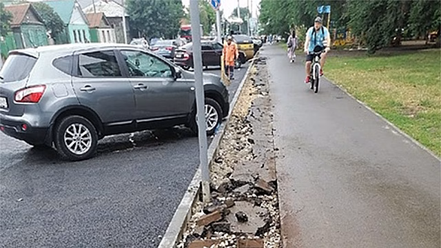 На Большой Горной ради расширения дороги разломали новый тротуар