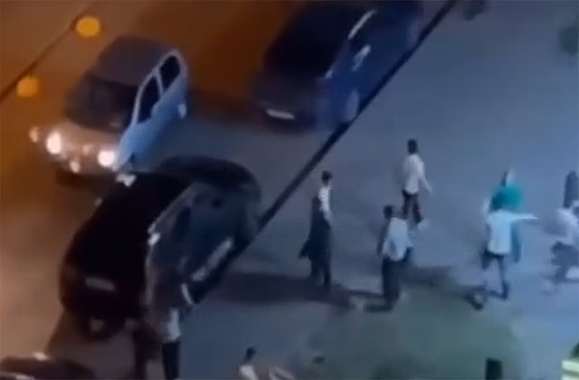 Массовая драка из-за припаркованной машины попала на видео в Подмосковье