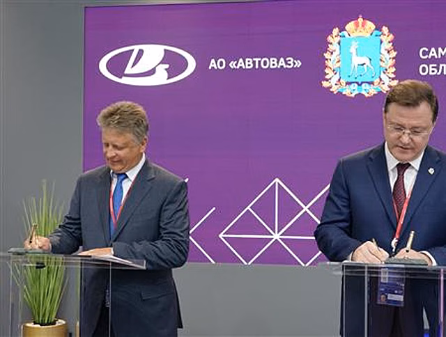 Губернатор Дмитрий Азаров и президент АвтоВАЗа Максим Соколов в рамках ПМЭФ подписали соглашение о сотрудничестве