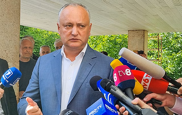 Додон заявил, что его супруге вручили повестку в прокуратуру