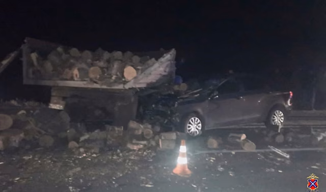 Под Волгоградом грузовик на трассе врезался в «Ладу Весту»