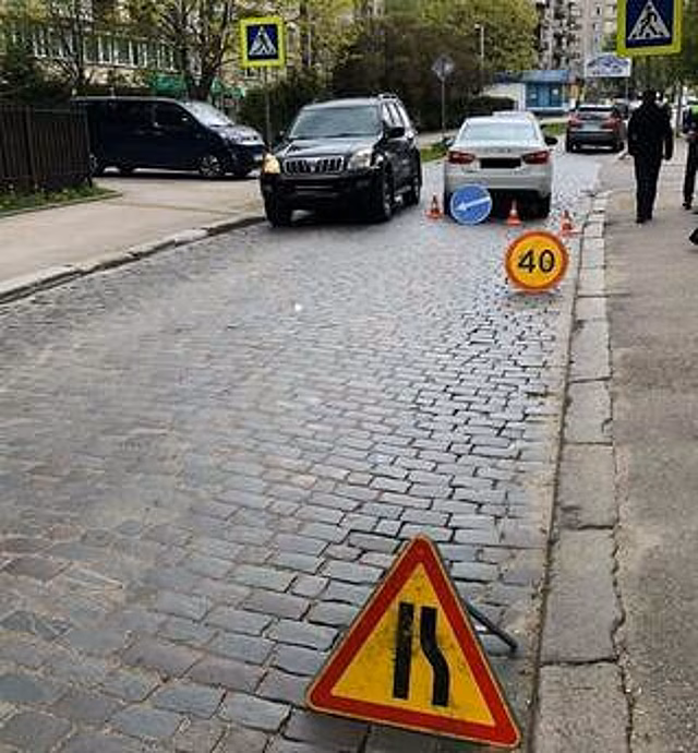 На Грига легковушка наехала на мужчину, который споткнулся на тротуаре и упал на дорогу