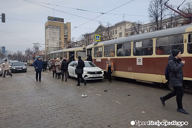 Движение трамваев в центре Екатеринбурга парализовано из-за ДТП