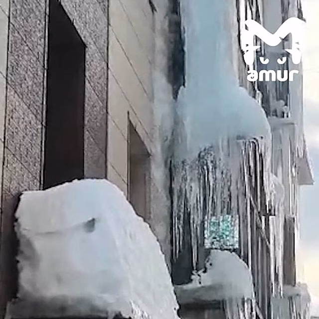 Жители российского города испугались гигантской сосульки с трехэтажный дом