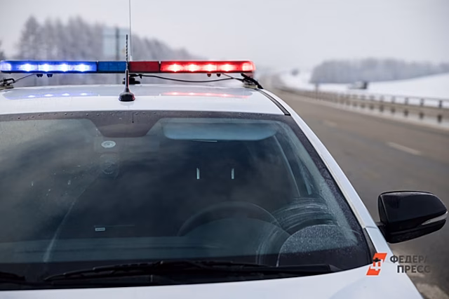 В Новосибирске автомобиль с пассажирами рухнул в яму: есть пострадавшие