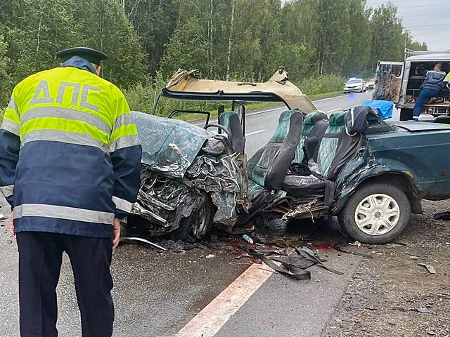 Водитель вдребезги разбившегося автомобиля скончался из-за ДТП в Свердловской области