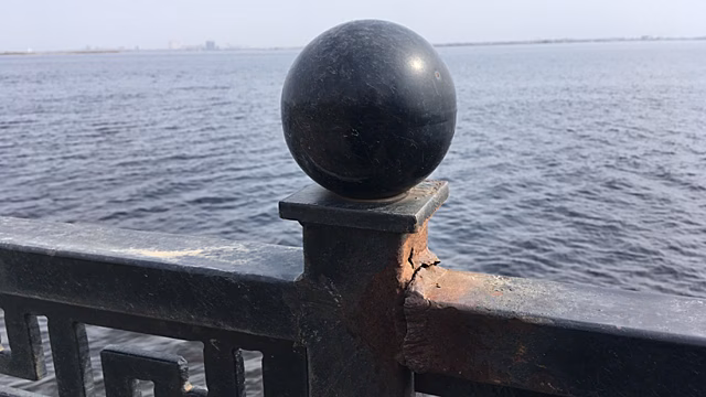 На новой набережной в Саратове проржавела и шатается ограда
