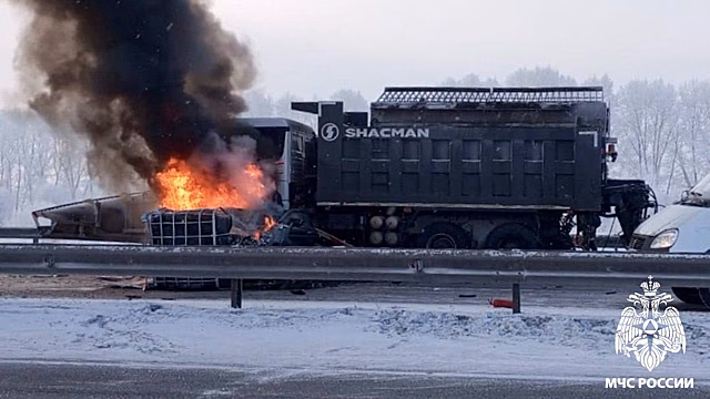 МЧС сообщило подробности тушения огненного ДТП на кемеровской трассе