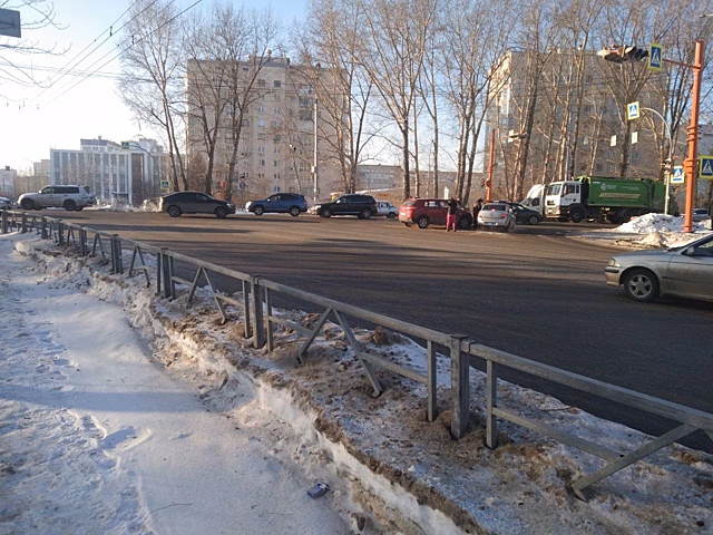 Легковушки столкнулись на перекрестке в Кемерове