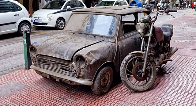 Mini и мотоцикл Yamaha простояли в подземном паркинге отеля 30 лет