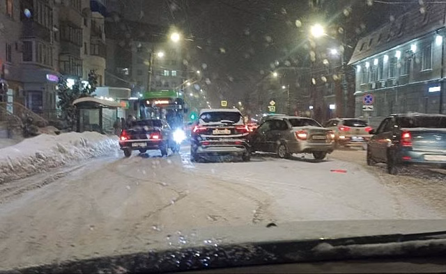 В центре Курска произошло две аварии на Московской площади и улице Радищева