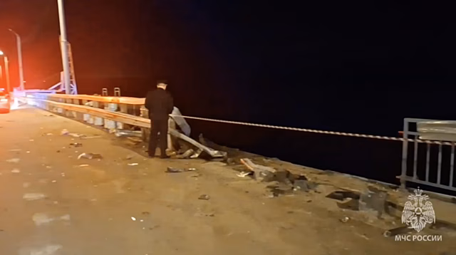 Опубликовано видео с места падения фуры со Стригинского моста