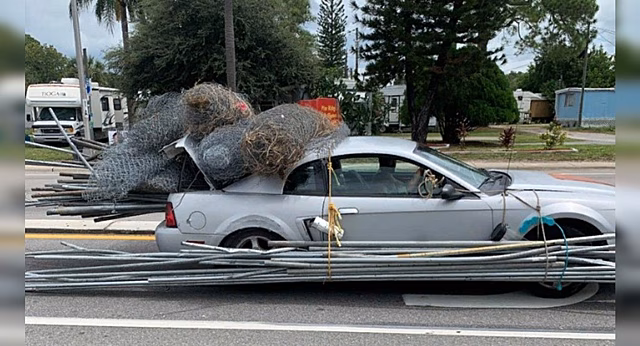 Во Флориде владелец Ford Mustang использовал свой спорткар вместо грузового пикапа