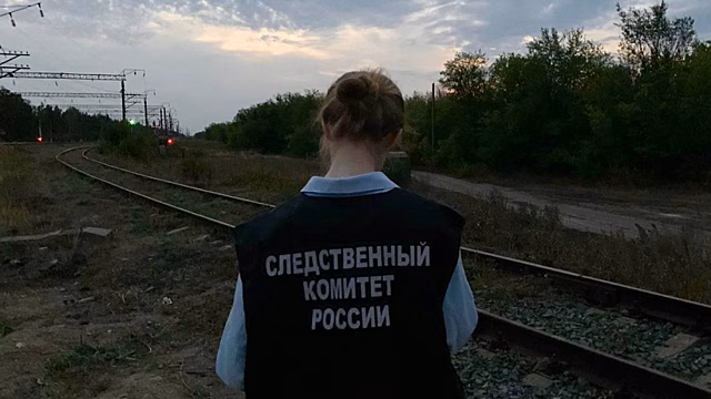На железнодорожной станции под Саратовом металлическая труба придавила ноги подростку