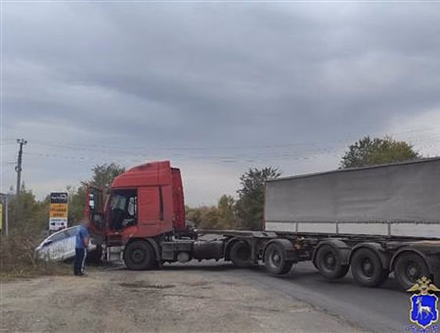 В Тольятти водитель фуры наехал на машину ДПС