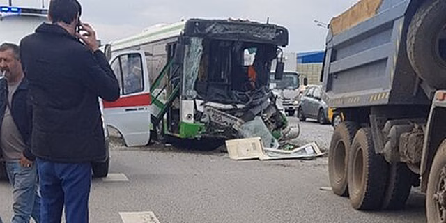 Два человека пострадали в ДТП с участием автобуса и грузовика на Калужском шоссе в ТиНАО